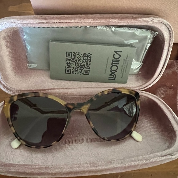 Authentic Miu Miu sunglasses 🤩 - Picture 1 of 7